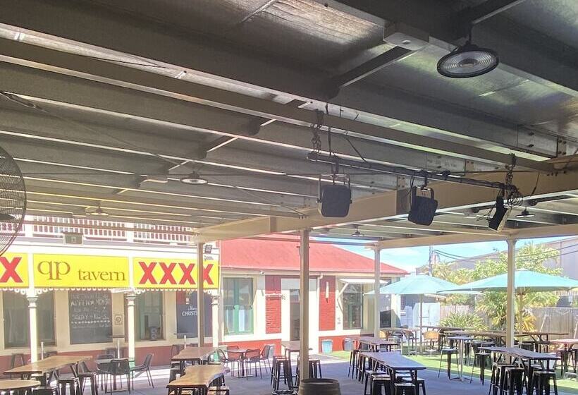 Queensport Tavern And Motel