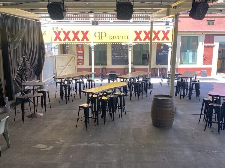 Queensport Tavern And Motel