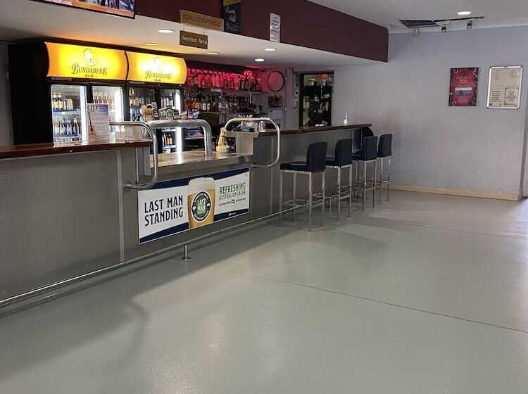 Queensport Tavern And Motel