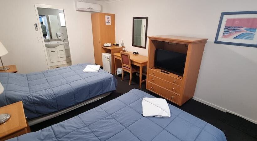 Queensport Tavern And Motel