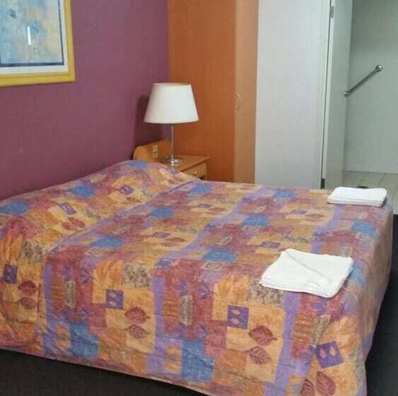 Queensport Tavern And Motel