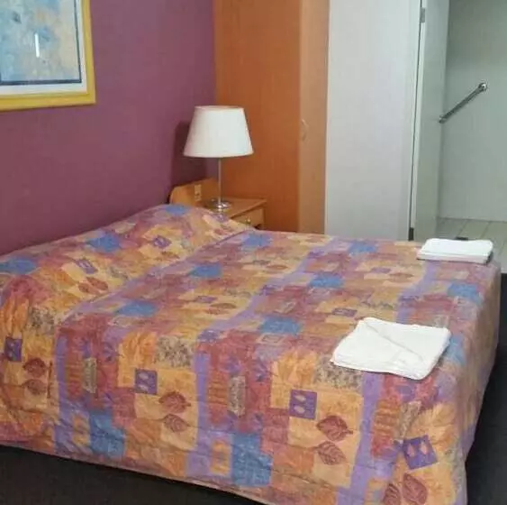 Queensport Tavern And Motel