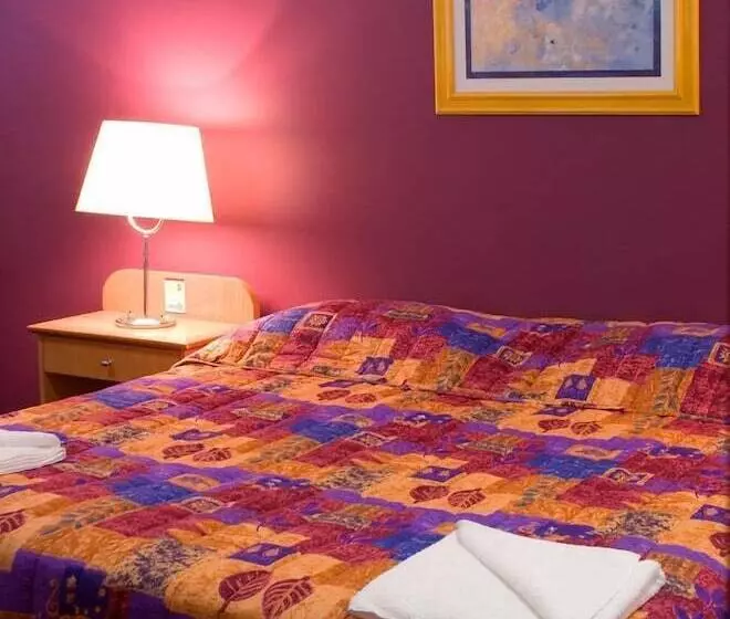 Queensport Tavern And Motel