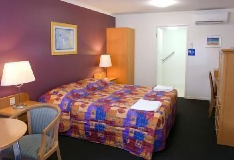 Queensport Tavern And Motel