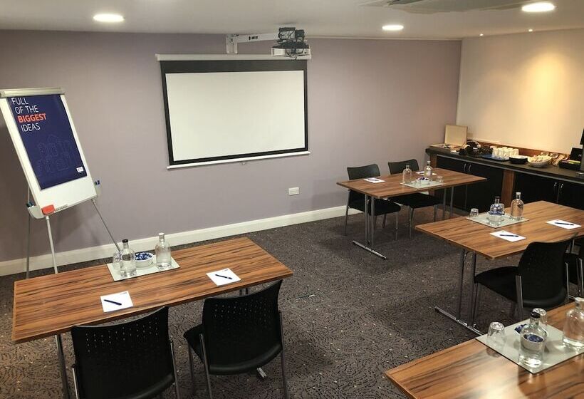 فندق Holiday Inn Express London Gatwick   Crawley By Ihg