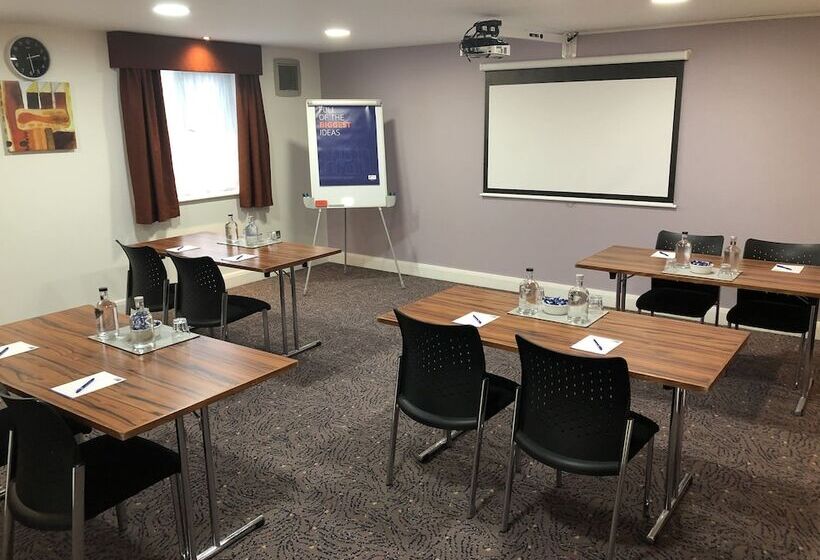 فندق Holiday Inn Express London Gatwick   Crawley By Ihg