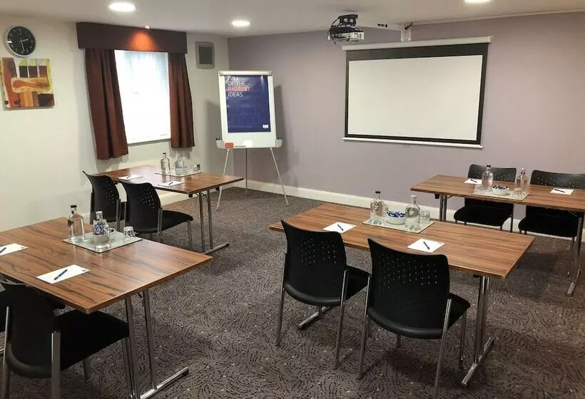 בית מלון כפרי Holiday Inn Express London Gatwick Crawley By Ihg