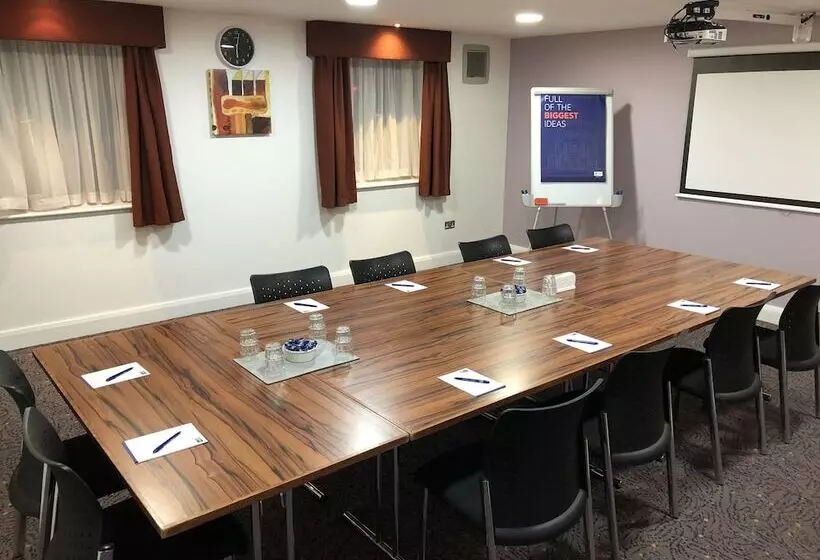 בית מלון כפרי Holiday Inn Express London Gatwick Crawley By Ihg