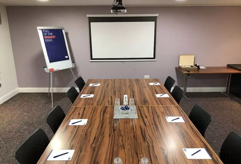 בית מלון כפרי Holiday Inn Express London Gatwick Crawley By Ihg