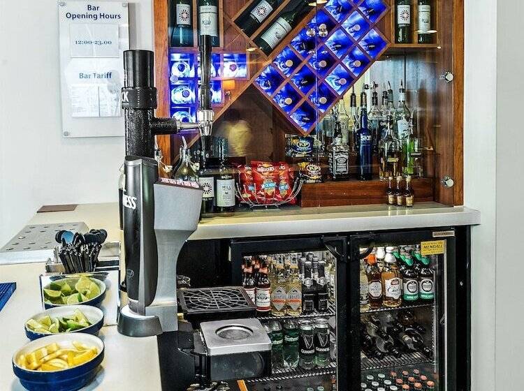 فندق Holiday Inn Express London Gatwick   Crawley By Ihg