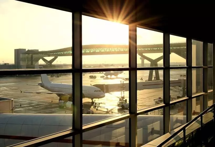 בית מלון כפרי Holiday Inn Express London Gatwick Crawley By Ihg