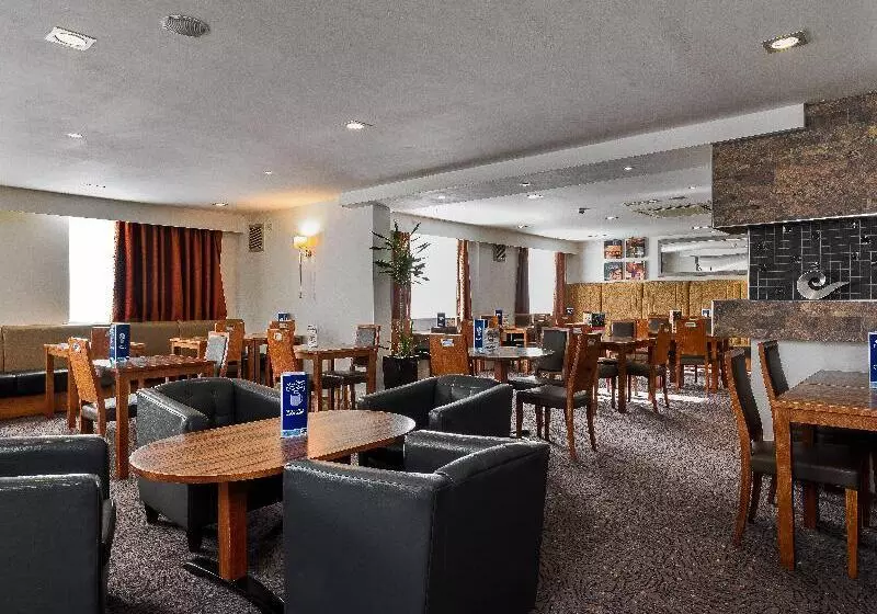 בית מלון כפרי Holiday Inn Express London Gatwick Crawley By Ihg