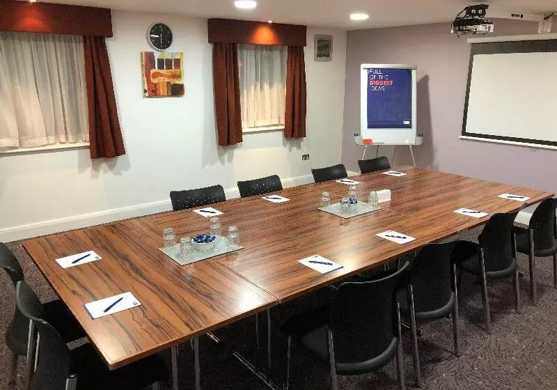 בית מלון כפרי Holiday Inn Express London Gatwick Crawley By Ihg