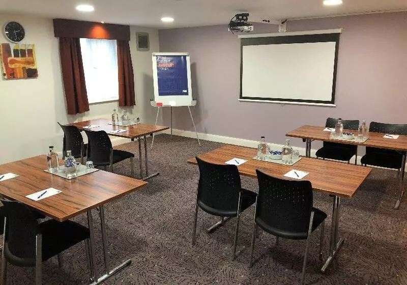 בית מלון כפרי Holiday Inn Express London Gatwick Crawley By Ihg