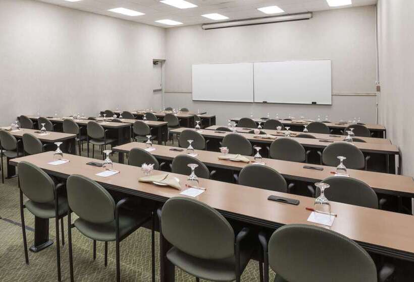 Отель Ramada Plaza By Wyndham Albany