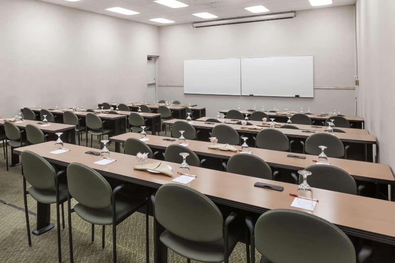 Отель Ramada Plaza By Wyndham Albany