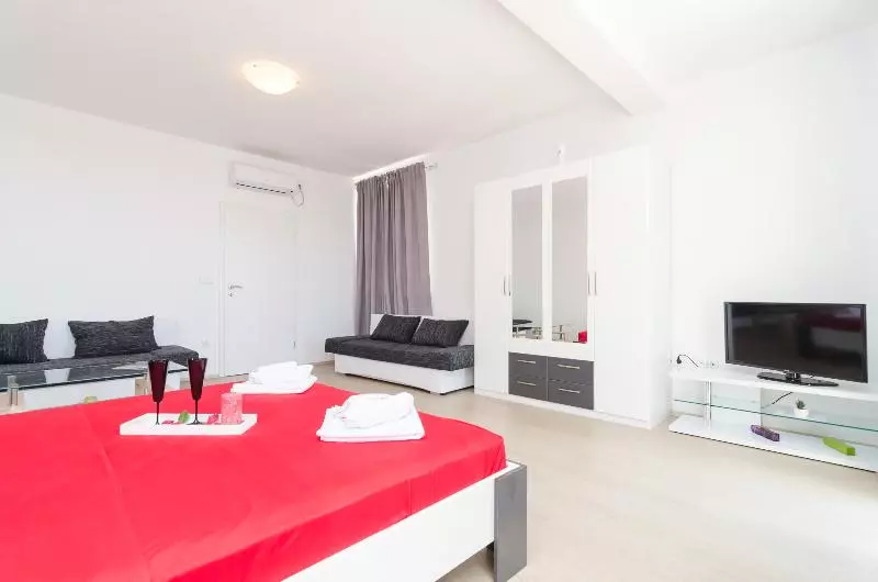 Hotelli Apartments Villa Silvana