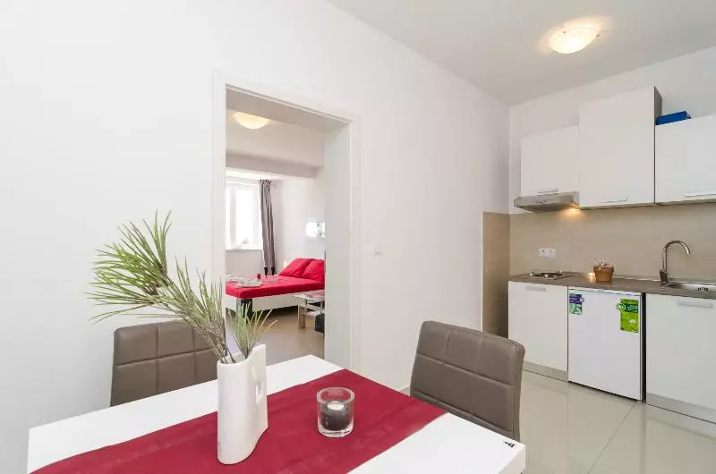 Hotelli Apartments Villa Silvana