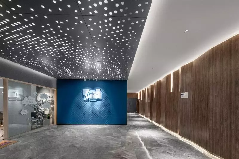 هتل Holiday Inn Express Zhuhai Gongbei, An Ihg