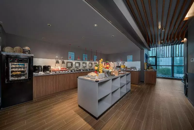 هتل Holiday Inn Express Zhuhai Gongbei, An Ihg