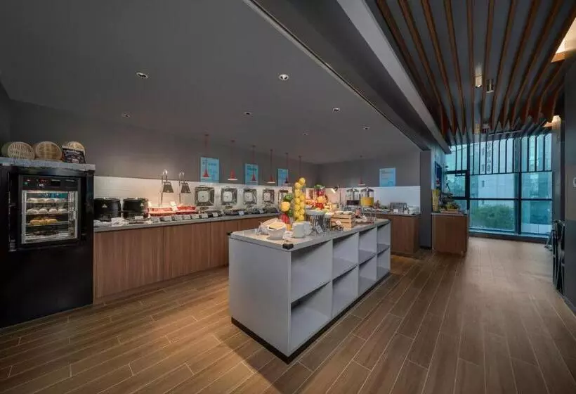 هتل Holiday Inn Express Zhuhai Gongbei, An Ihg