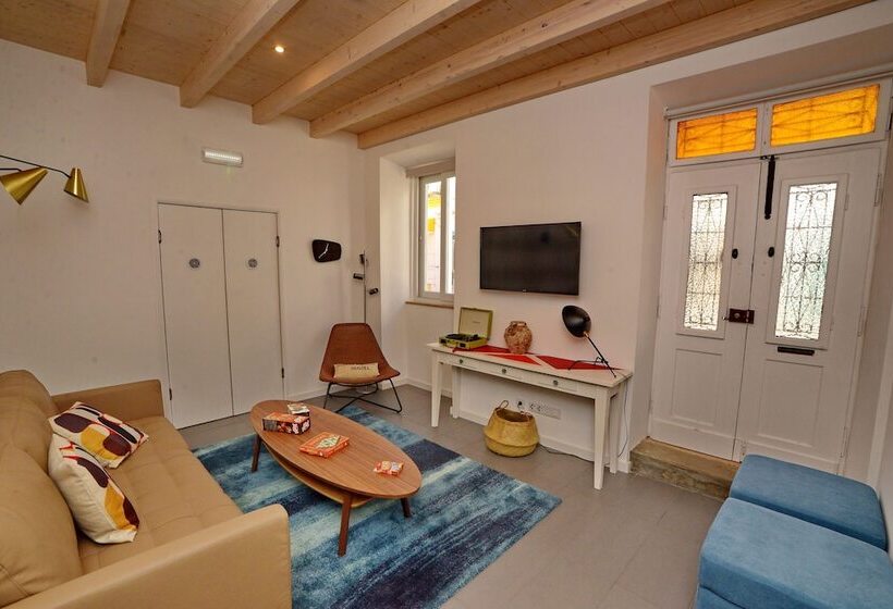 Otel Son Of A Beach Hostel