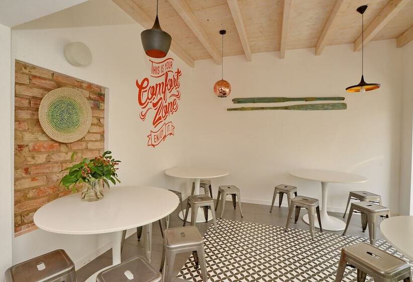 Otel Son Of A Beach Hostel