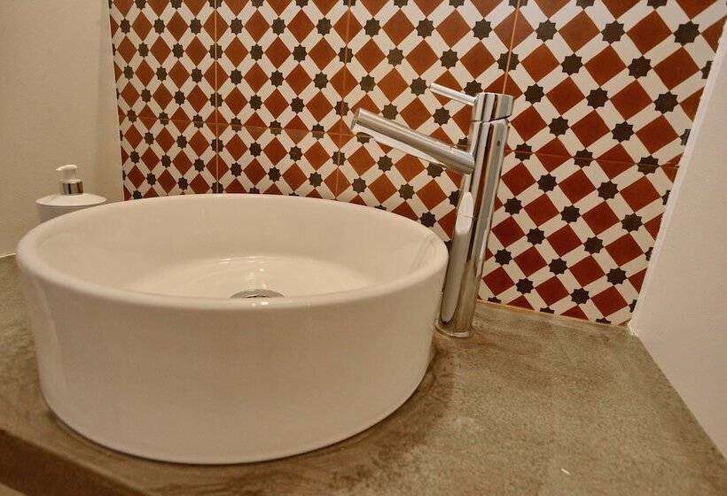 Otel Son Of A Beach Hostel