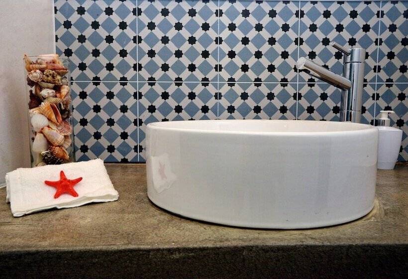 Otel Son Of A Beach Hostel