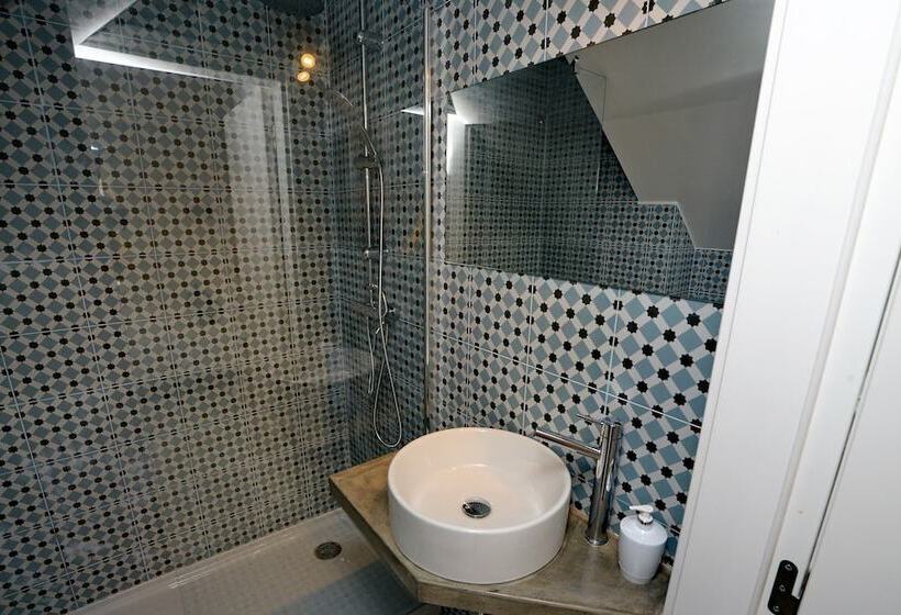 Otel Son Of A Beach Hostel