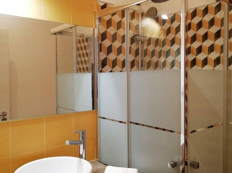 Otel Son Of A Beach Hostel