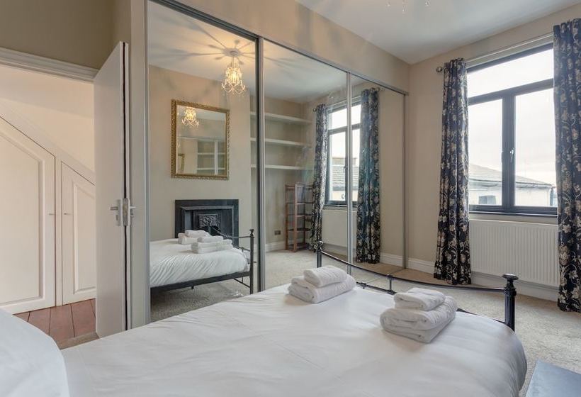 4 Bedroom Victorian House Near Notting Hill