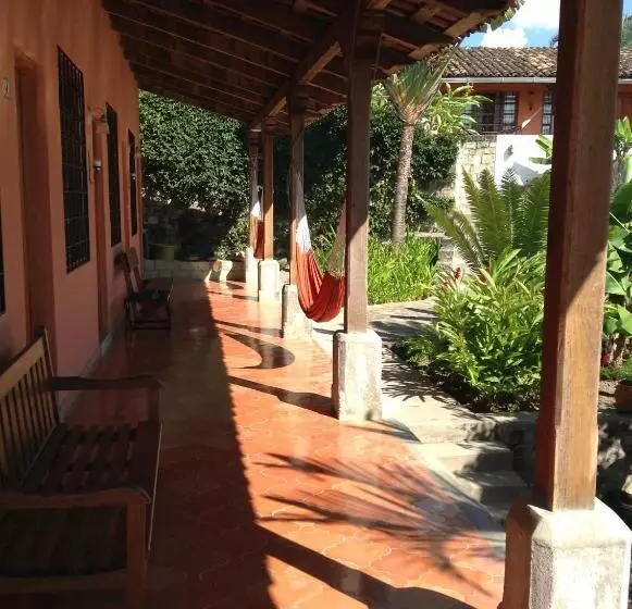 هتل La Casa De Cafe Bed And Breakfast