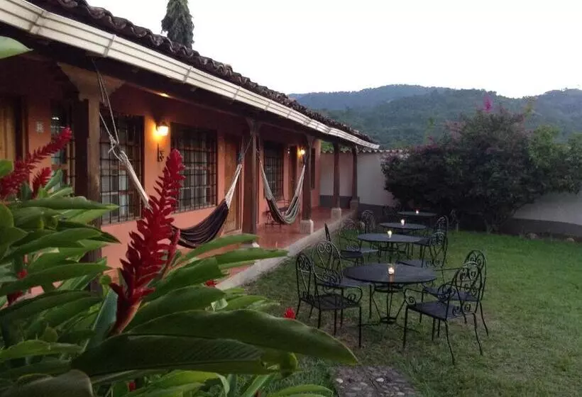 هتل La Casa De Cafe Bed And Breakfast