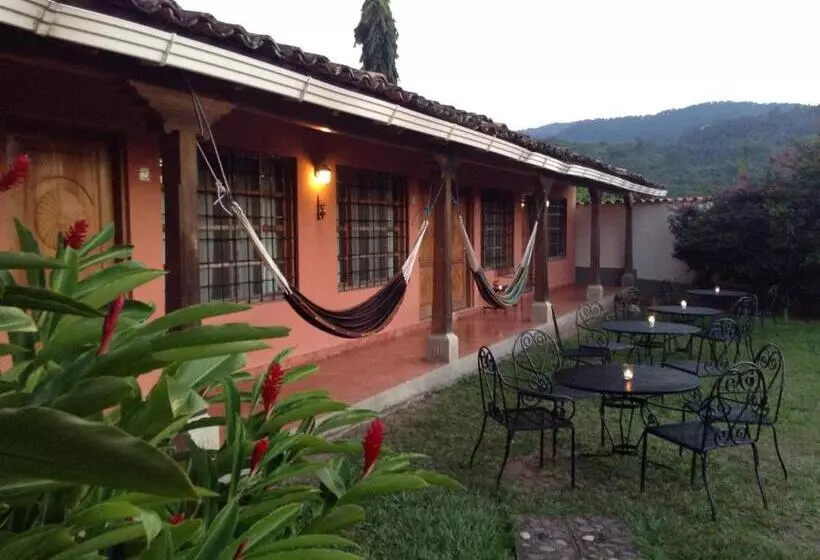 هتل La Casa De Cafe Bed And Breakfast