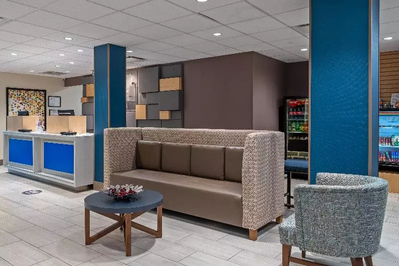 Holiday Inn Express Hotel & Suites Woodbridge, An Ihg