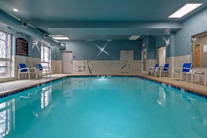 Holiday Inn Express Hotel & Suites Woodbridge, An Ihg