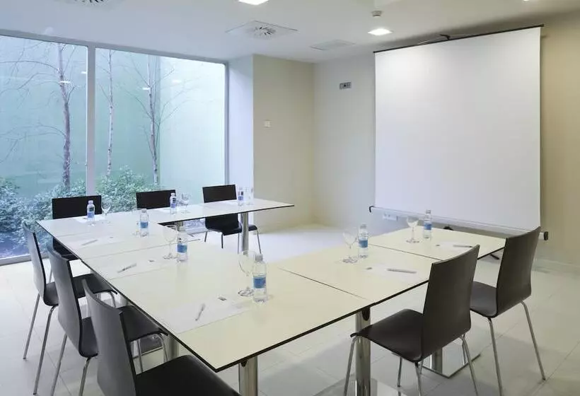 Отель Holiday Inn Express Pamplona, An Ihg