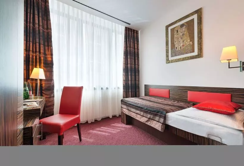 Ea Hotel Crystal Palace