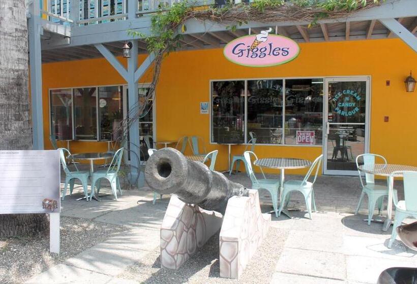 هتل Ports Of Call Resort