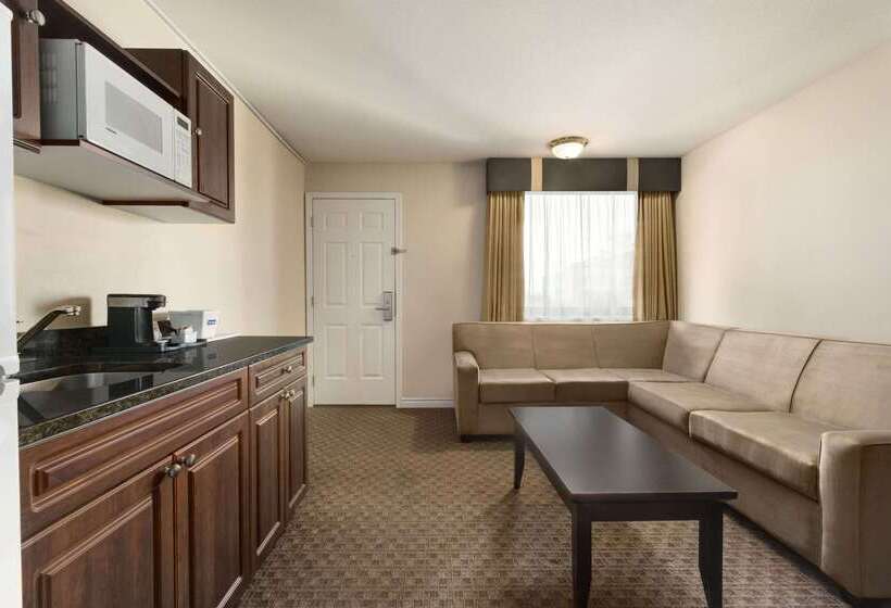 هتل Travelodge By Wyndham Kamloops Mountview