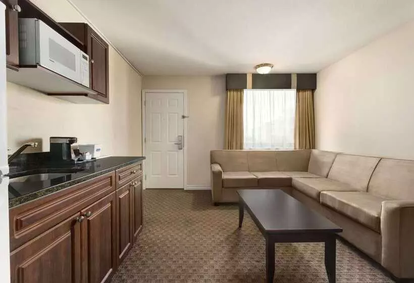 ホテル Travelodge By Wyndham Kamloops Mountview