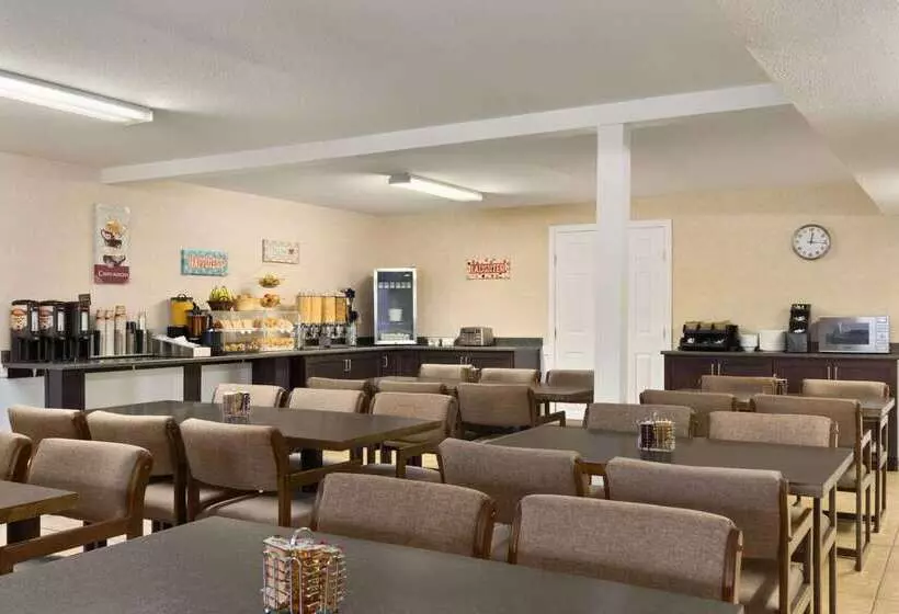 ホテル Travelodge By Wyndham Kamloops Mountview