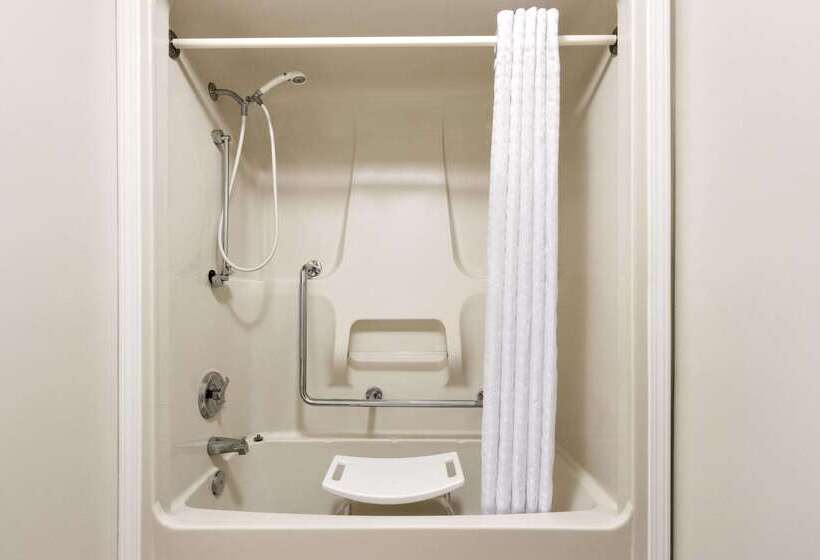 هتل Travelodge By Wyndham Kamloops Mountview