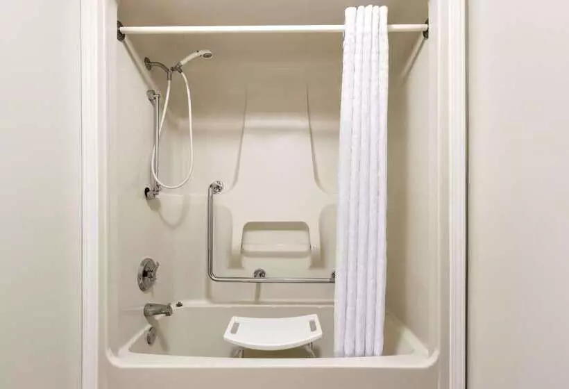 ホテル Travelodge By Wyndham Kamloops Mountview