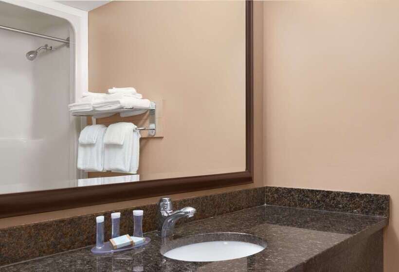 هتل Travelodge By Wyndham Kamloops Mountview