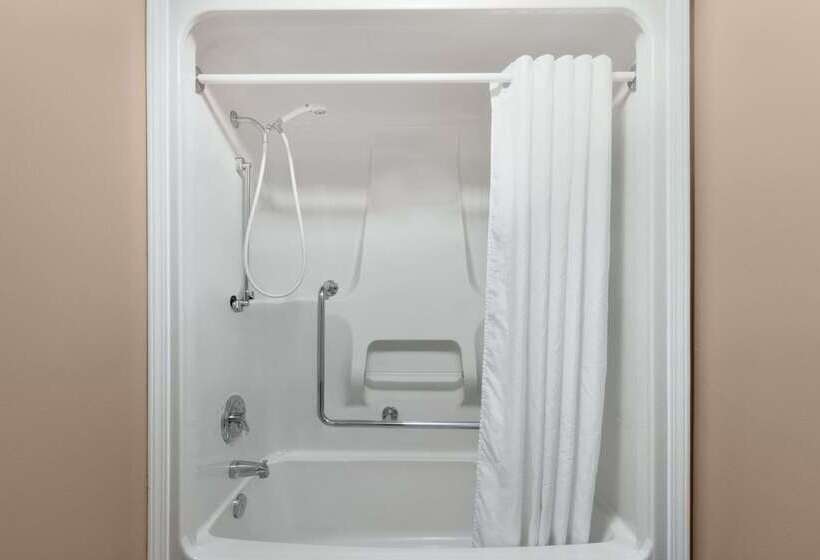 هتل Travelodge By Wyndham Kamloops Mountview