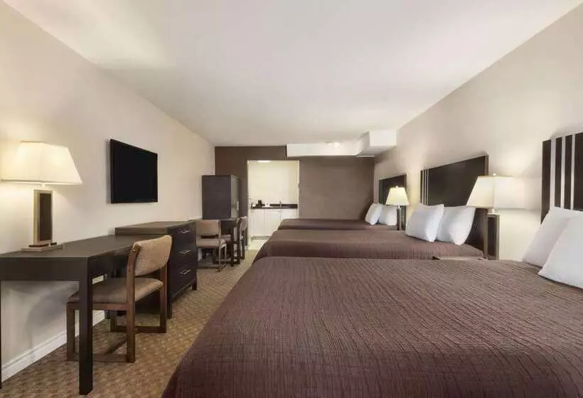 ホテル Travelodge By Wyndham Kamloops Mountview