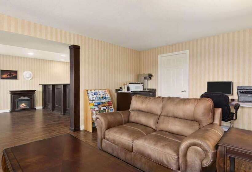 هتل Travelodge By Wyndham Kamloops Mountview