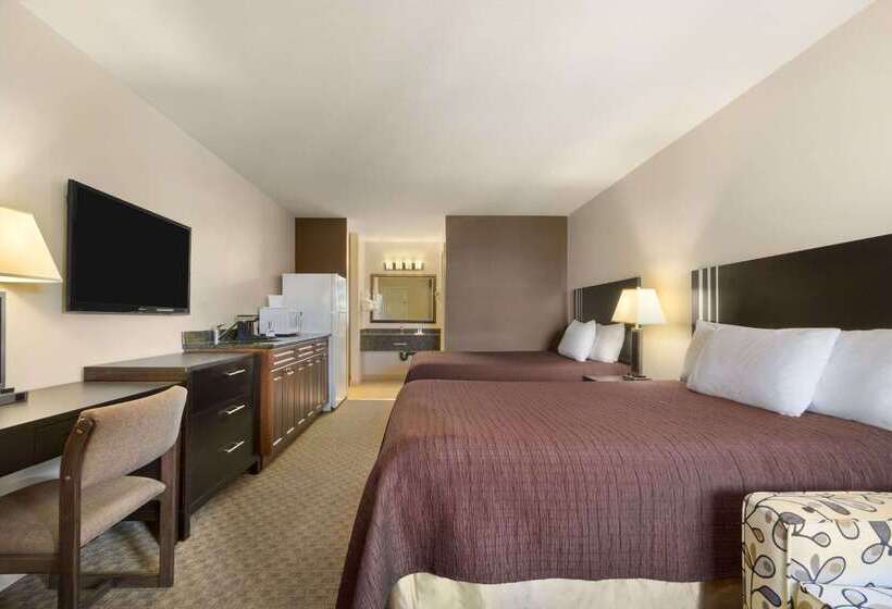 هتل Travelodge By Wyndham Kamloops Mountview